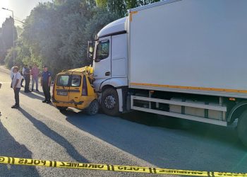 Kamyon ile ticari taksi çarpıştı: 4 meyyit, 1 yaralı