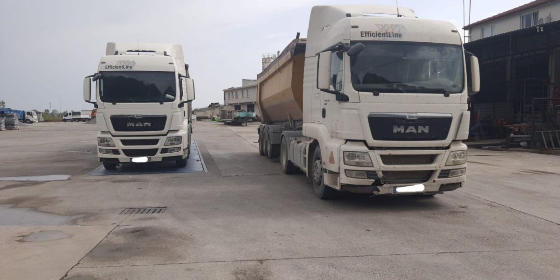 Karasu’dan İstanbul’a kaçak deniz kumu taşırken yakalandılar