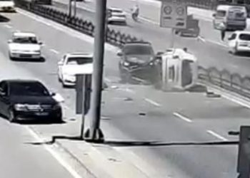 Karşı şeride geçen minibüs, 2 araca çarptı: 1 meyyit, 4 yaralı