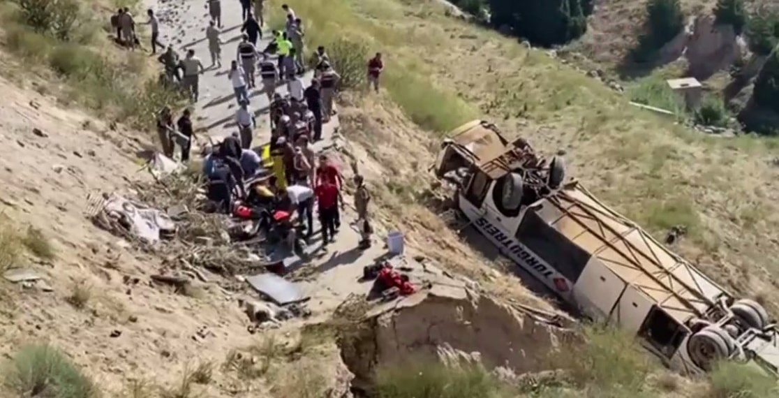 Kars’ta yolcu otobüsü şarampole devrildi: 5 meyyit