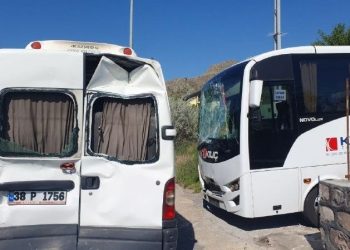Kayseri’de iki emekçi servisi çarpıştı: 14 yaralı