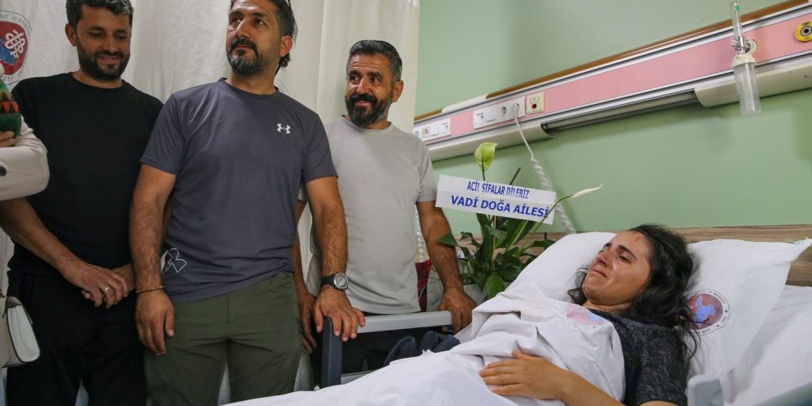 Kırılan buzulların ortasında hayat çabası: 2 dakika kala yetiştiler