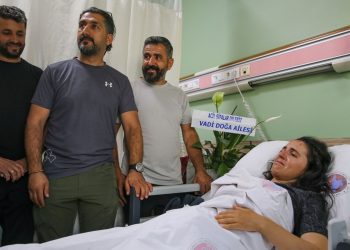 Kırılan buzulların ortasında hayat çabası: 2 dakika kala yetiştiler