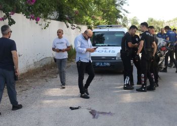 Kız arkadaşını öldürüp intihara kalkıştı