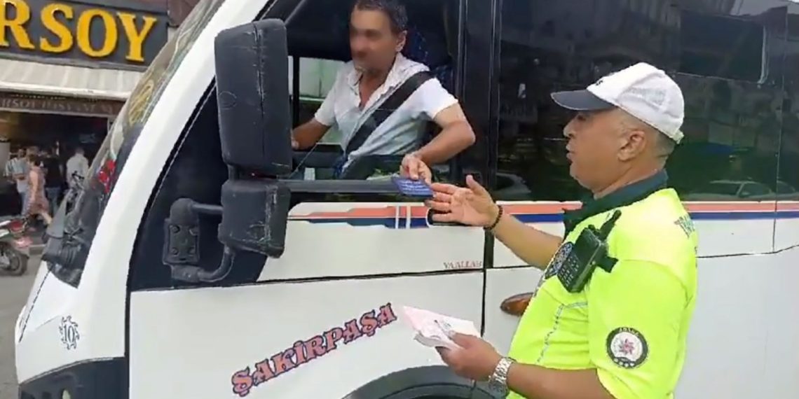 Klima çalıştırmayıp kapısı açık yolcu taşıyan şoförlere ceza kesildi