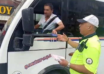 Klima çalıştırmayıp kapısı açık yolcu taşıyan şoförlere ceza kesildi