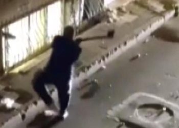 Komşusunun konutuna baltayla saldırdı