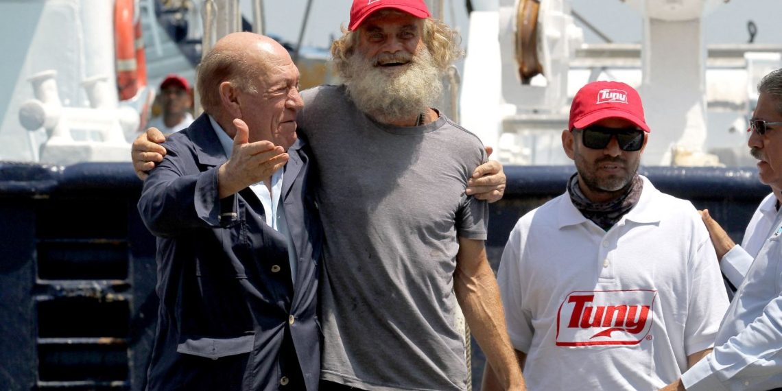 Köpeğiyle okyanusta 2 ay ömür çabası verdi: Avustralyalı balıkçı karaya ulaştı