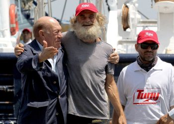 Köpeğiyle okyanusta 2 ay ömür çabası verdi: Avustralyalı balıkçı karaya ulaştı