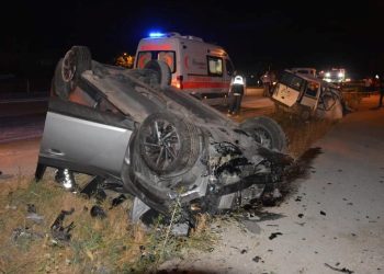 Korkuteli’nde iki araba çarpıştı: 1 meyyit, 2 yaralı