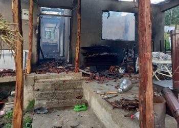 Köy konutunda sır olay (Önce öldürüldüler, sonra konutları ateşe verildi)