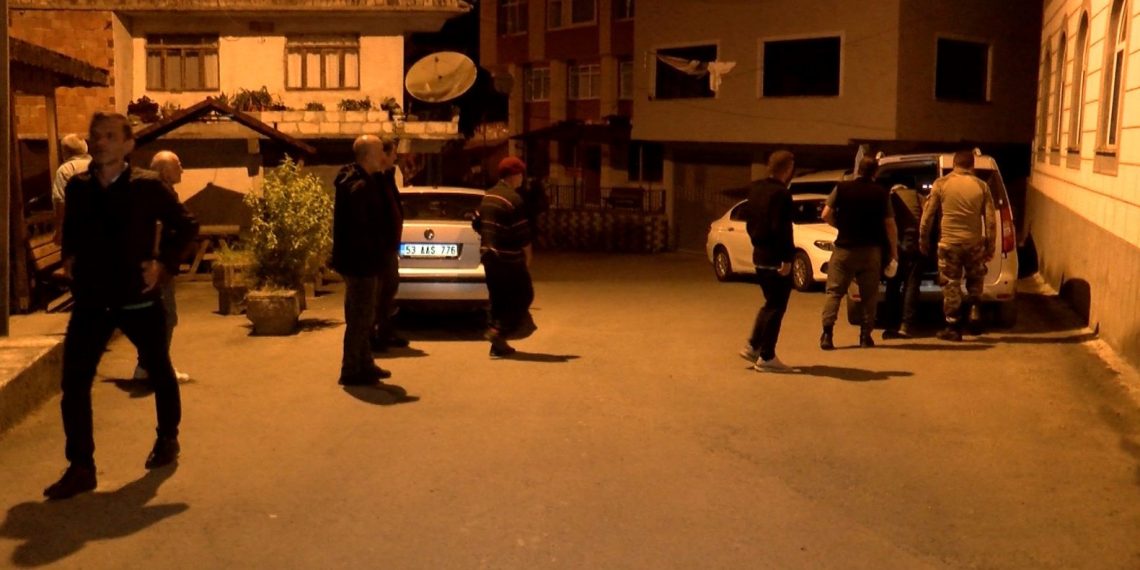 Köye inen ayılara köy halkından devriyeli tedbir