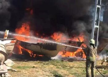 Küçükçekmece’de 5 tekne yandı