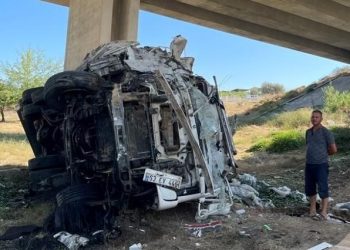 Lastiği patlayan kamyonet viyadükten düştü: 3 yaralı