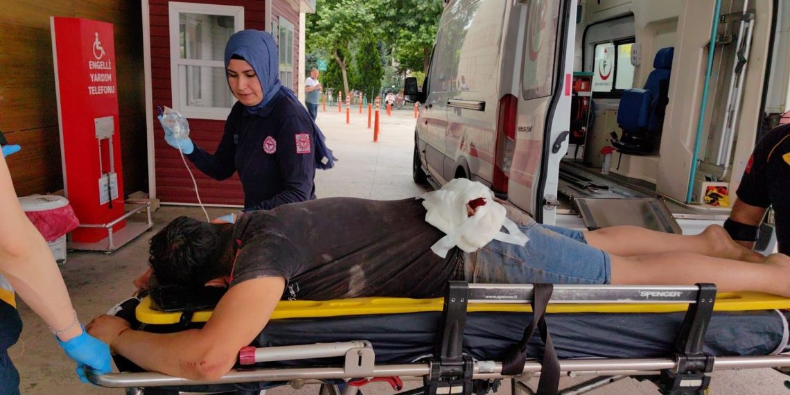 Makineden fırlayan ahşap kesimi kalçasına saplandı