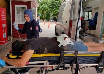 Makineden fırlayan ahşap kesimi kalçasına saplandı