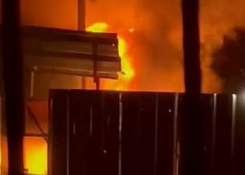 Maltepe’de yanan elektrik kabloları etrafa kaygı saçtı