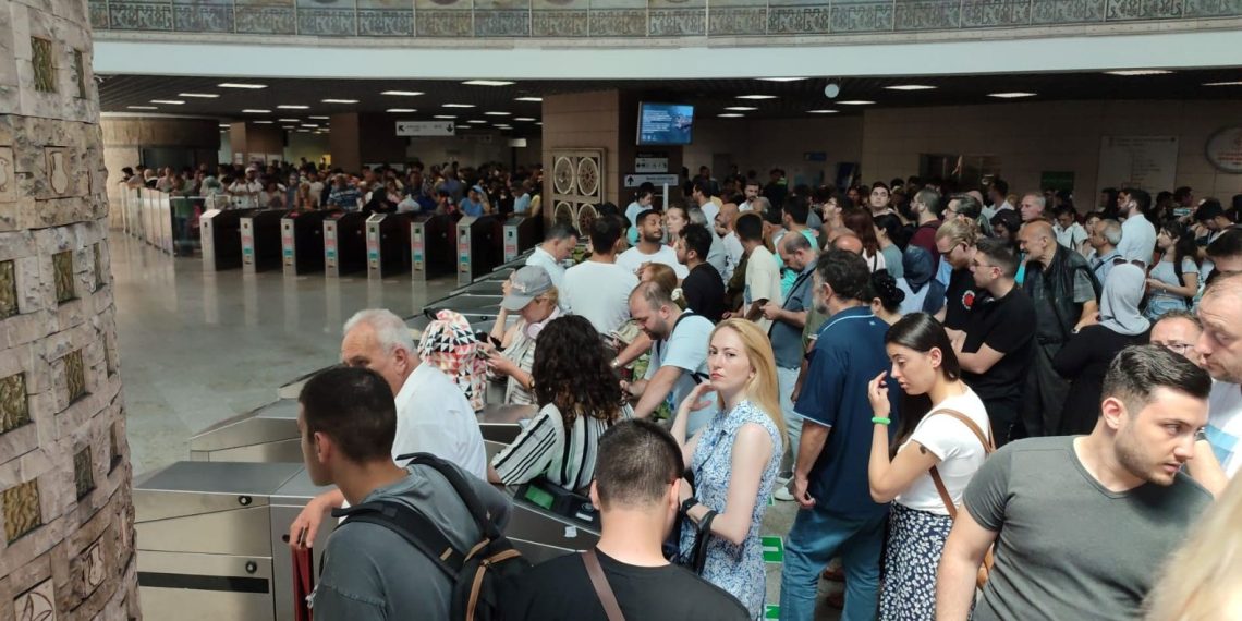 Marmaray’da intihar: 15 yaşındaki genç raylara atladı
