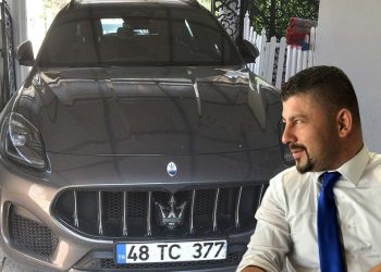 Maseratili polis memuru arabasında meyyit bulundu