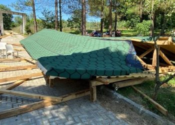 Mezarlıktaki ahşap çardak çöktü: 3 yaralı