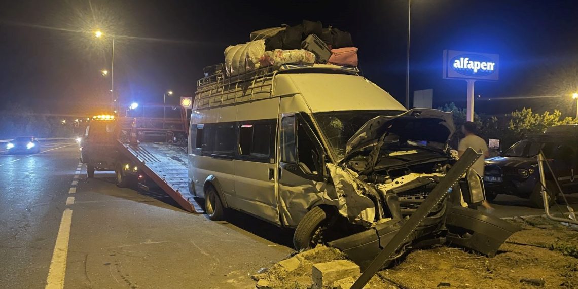 Minibüs ile araba çarpıştı: 16 kişi yaralandı