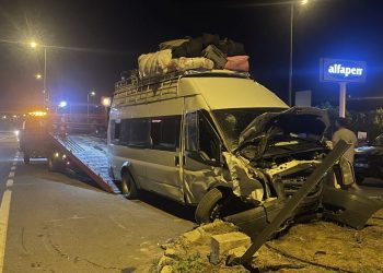Minibüs ile araba çarpıştı: 16 kişi yaralandı