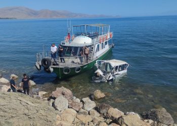 Minibüs Van Gölü’ne uçtu: 11 yaralı