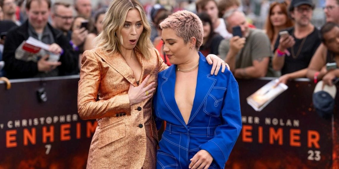 Oppenheimer’ın Londra galasında Florence Pugh’dan Emily Blunt’a yardım