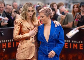 Oppenheimer’ın Londra galasında Florence Pugh’dan Emily Blunt’a yardım