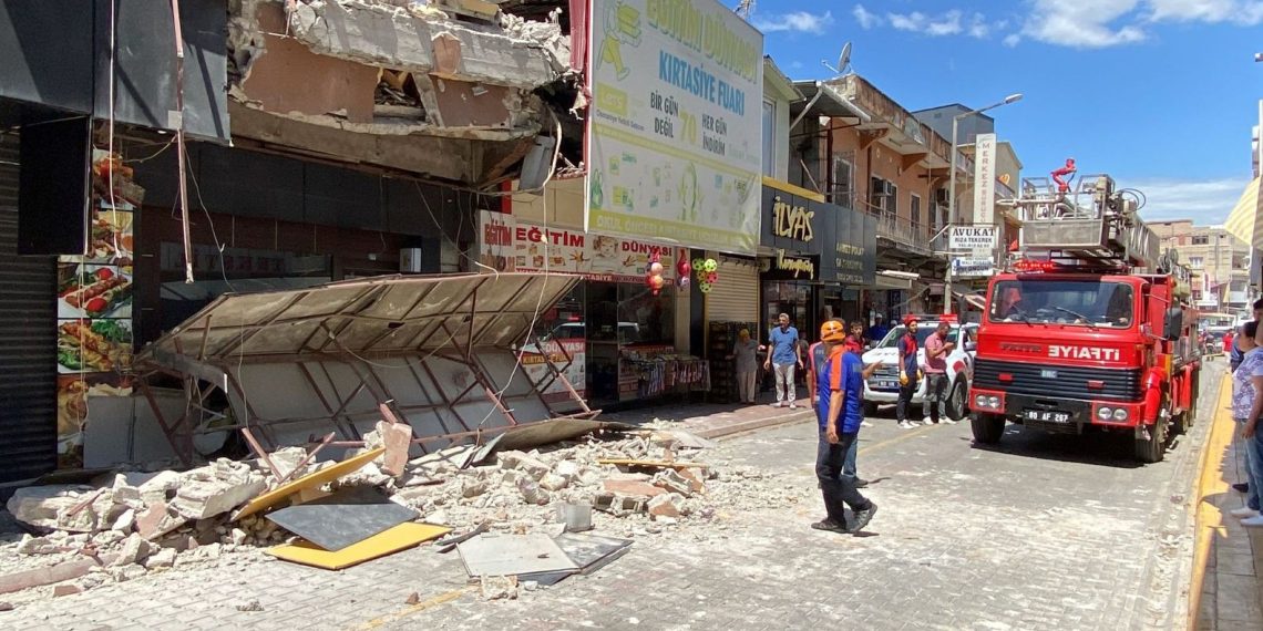 Osmaniye’de ağır hasarlı bina çöktü: 3 yaralı