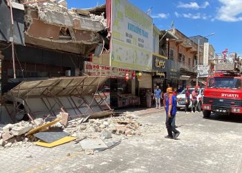Osmaniye’de ağır hasarlı bina çöktü: 3 yaralı