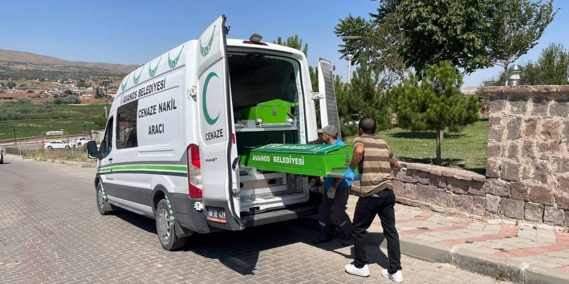 Otel havuzunda vahşet: Eşi ve kızını bıçaklayarak öldürdü