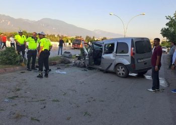 Polis aracıyla araba çarpıştı: 3’ü polis 4 yaralı