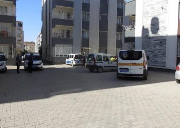 Polis memuru tartıştığı komşusunu öldürdü