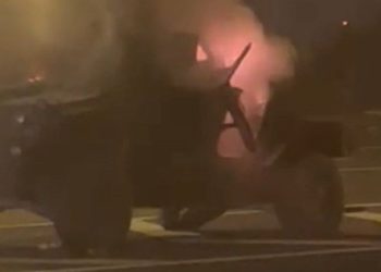 Polislerin içinde olduğu zırhlı araç alev aldı