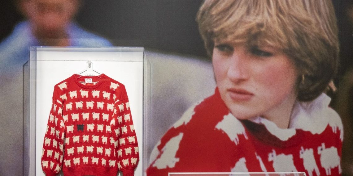 Prenses Diana’nın ünlü koyunlu kazağı açık artırmada