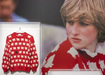 Prenses Diana’nın ünlü koyunlu kazağı açık artırmada