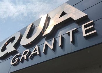 QUA Granite, ahşabın sıcak dokusunu granitin sağlamlığıyla buluşturuyor