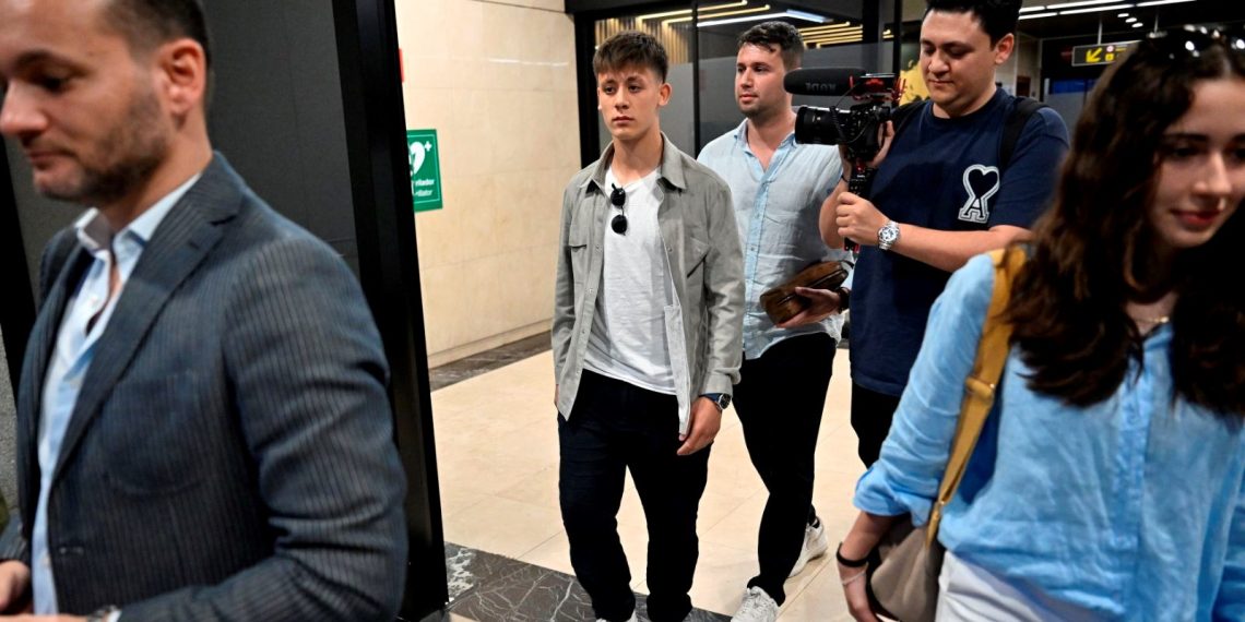 Real Madrid’in yeni transferi Arda Güler, Madrid’e geldi