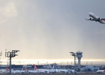 Sabiha Gökçen Havalimanı’nda uçuşlara kuş pürüzü (Bir uçak yakıt kritiğine girdi)