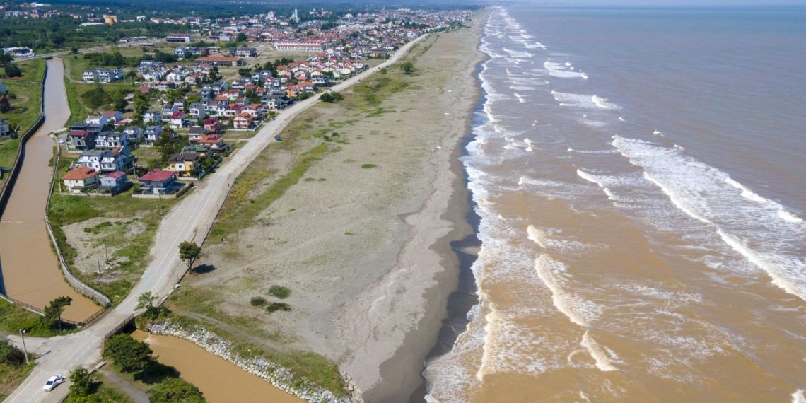 Sakarya’da kirlilik ve dalgalar nedeniyle denize girmek yasaklandı