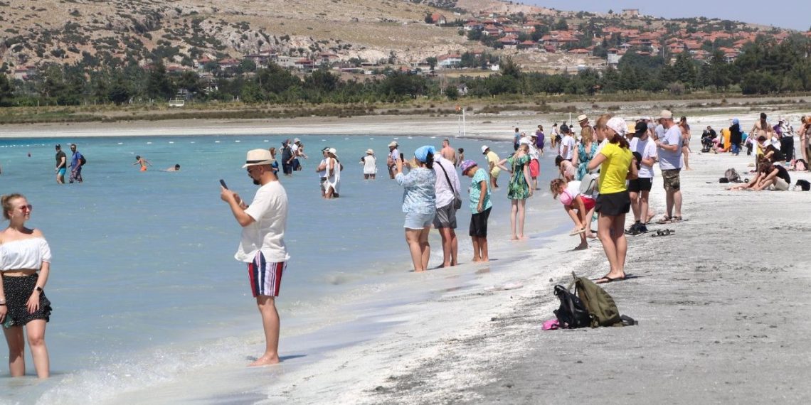 Salda Gölü’nde can güvenliği tehditi: Girişler yasaklanmalı