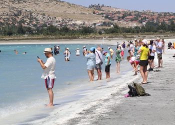 Salda Gölü’nde can güvenliği tehditi: Girişler yasaklanmalı