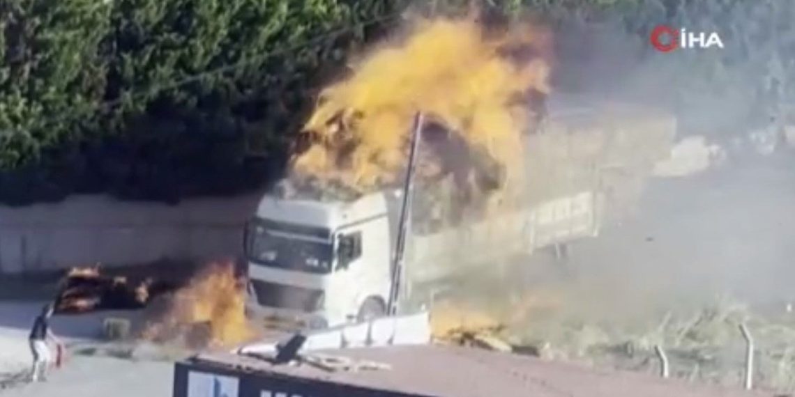 Saman yüklü TIR alev alev yandı