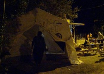 Sarsıntı sonrası Kozanlılar geceyi çadırda geçiriyor