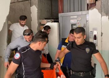 Sarsıntıda hasar gören binaya giren hırsız konut sahiplerine bıçakla saldırdı