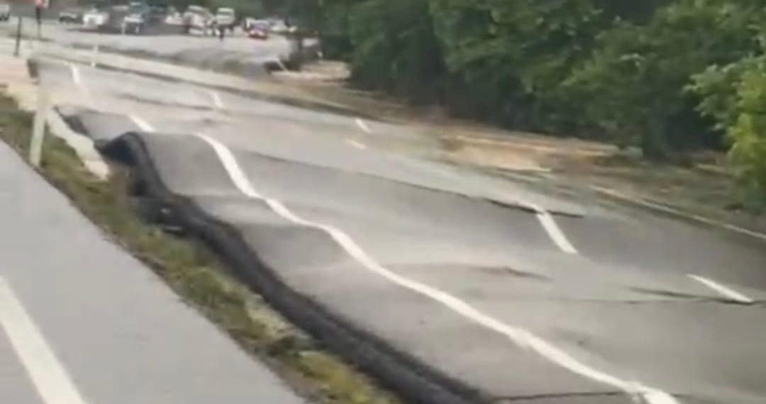 Sel yolda zelzele tesiri yarattı