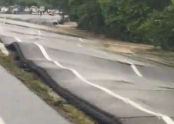 Sel yolda zelzele tesiri yarattı