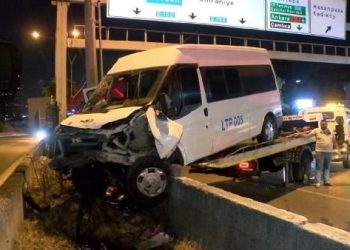 Servis minibüsü beton bariyerlere çarptı: 4 yaralı