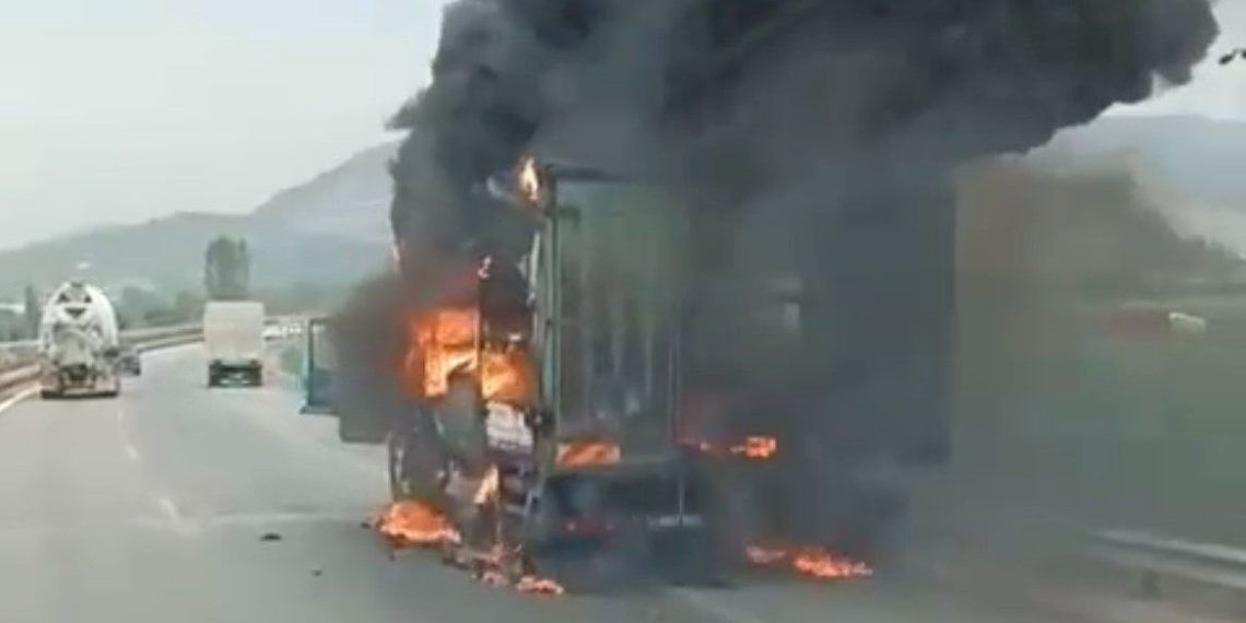 Seyir halindeki kamyonet alev alev yandı